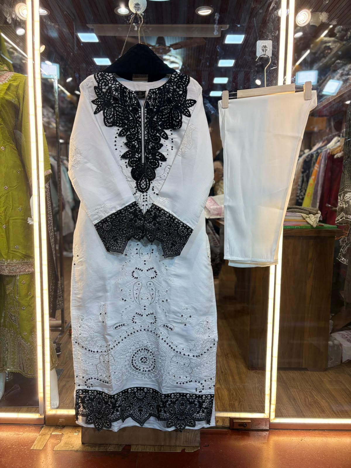 Imported Fabric 3-Piece Suit – Ivory & Black